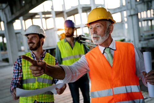 Equipa da Pilhablocos a analisar o projeto em obra